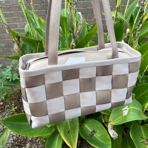 Meet the Harvey’s Seatbelt Bag. Recycled, Reliable and simply Remarkable.